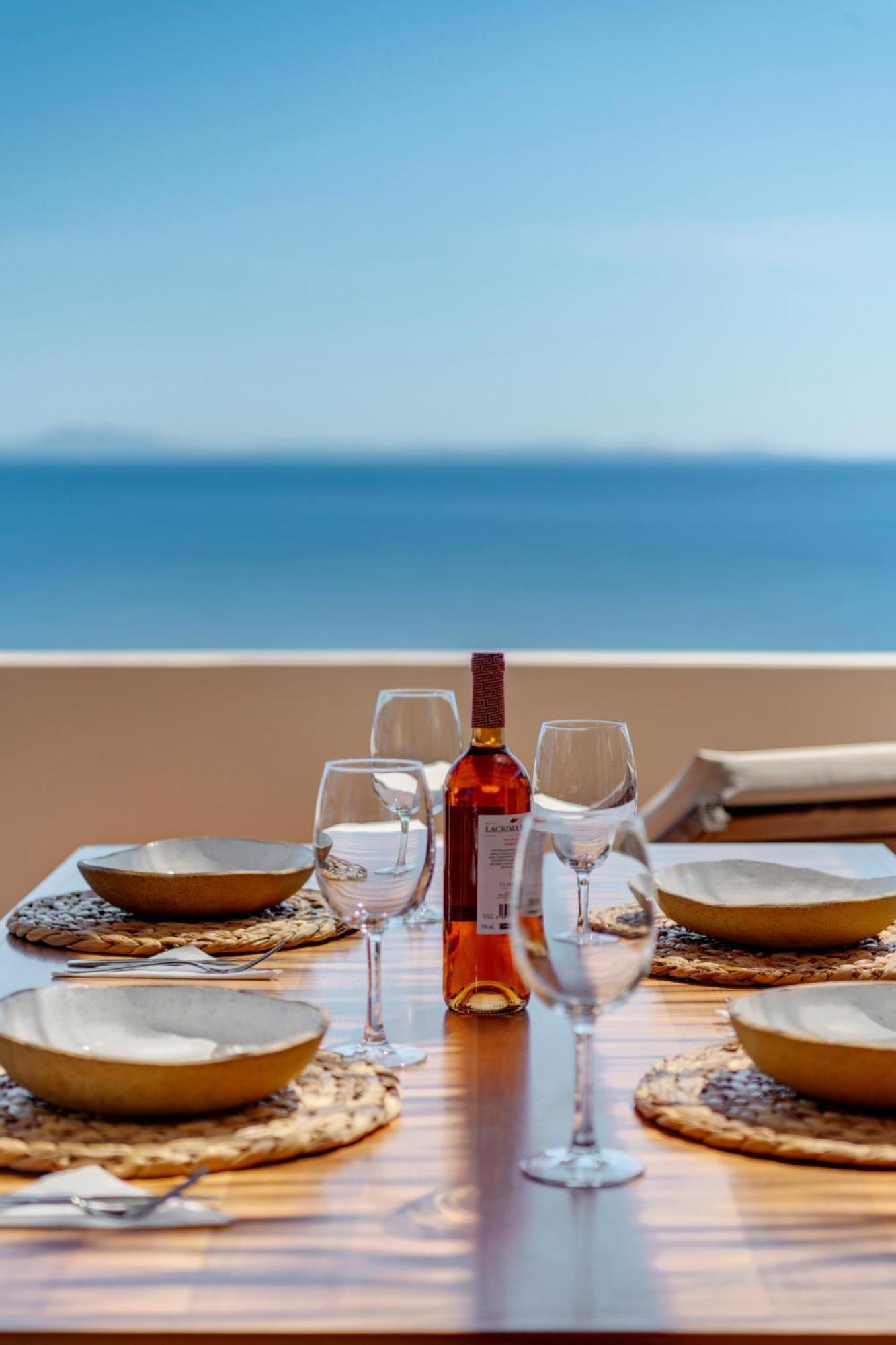 Lalari Beach Suites Vári Екстериор снимка