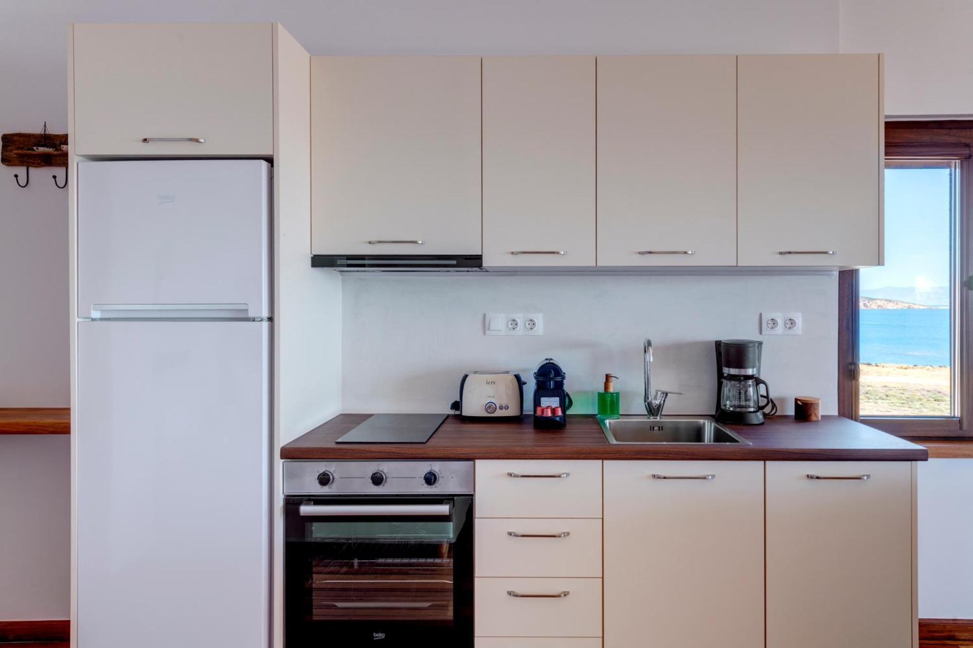 Lalari Beach Suites Vári Екстериор снимка