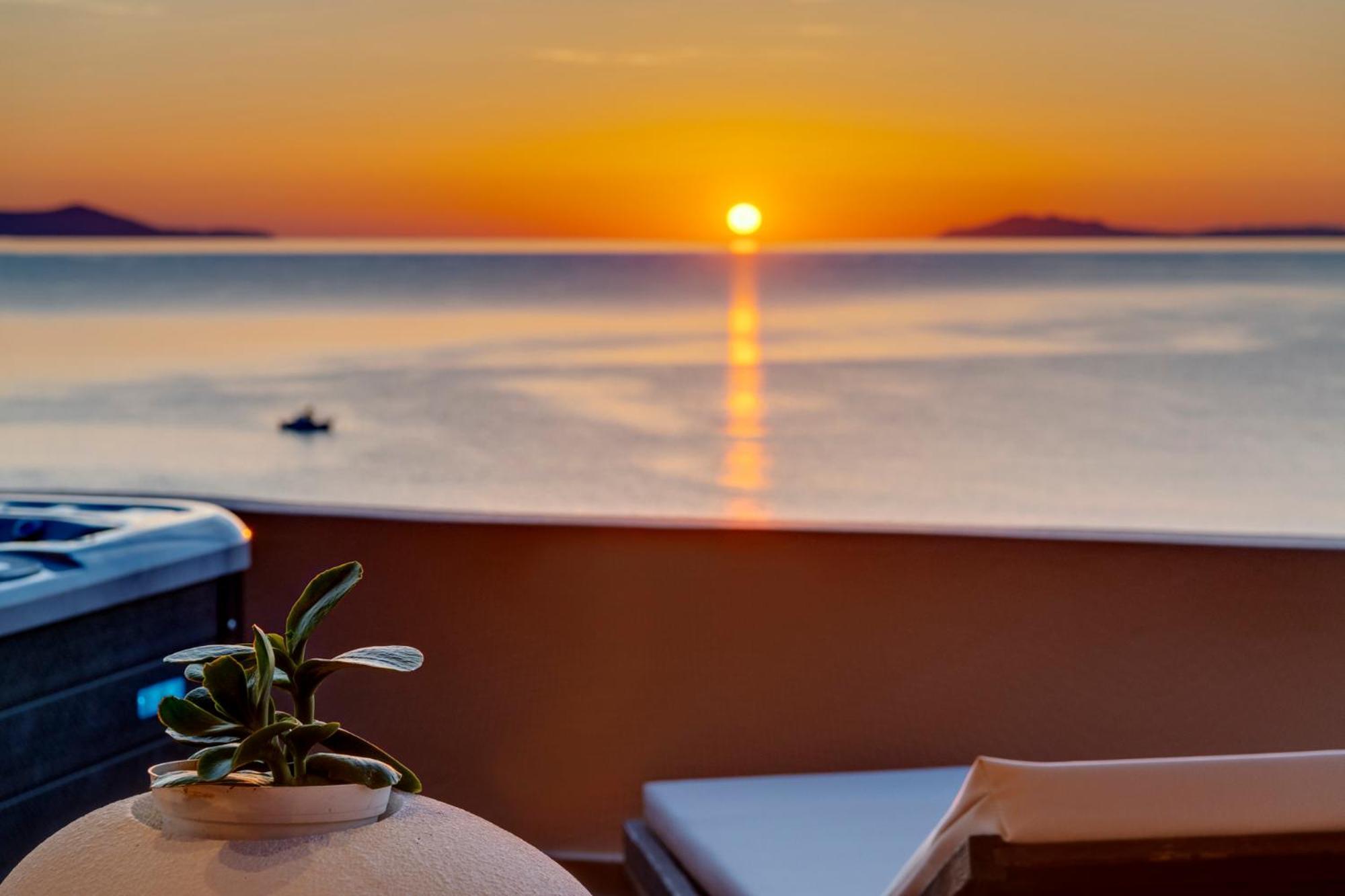 Lalari Beach Suites Vári Екстериор снимка