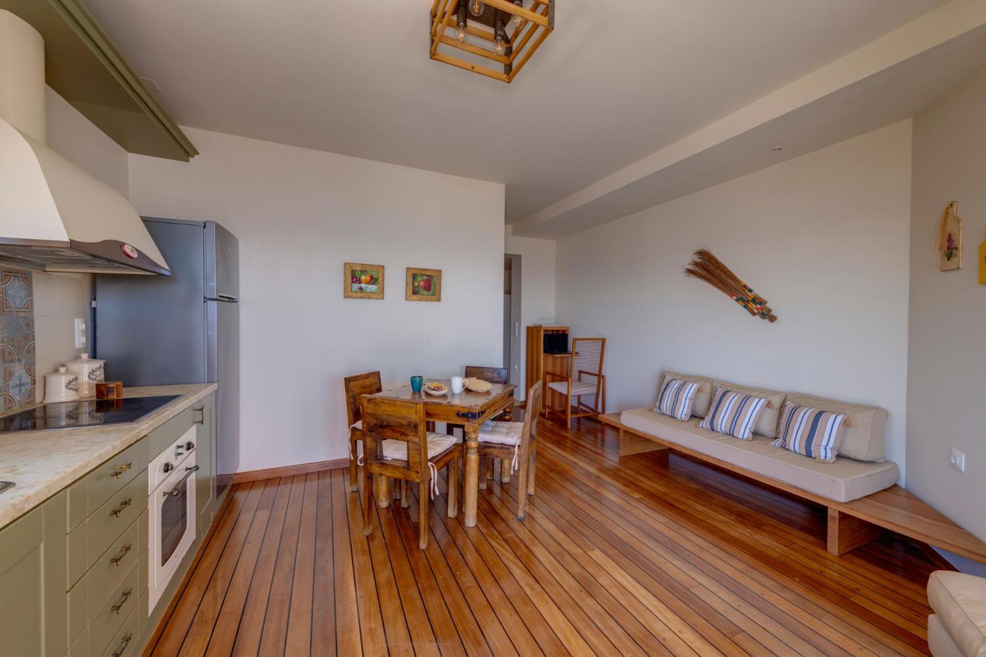 Lalari Beach Suites Vári Екстериор снимка